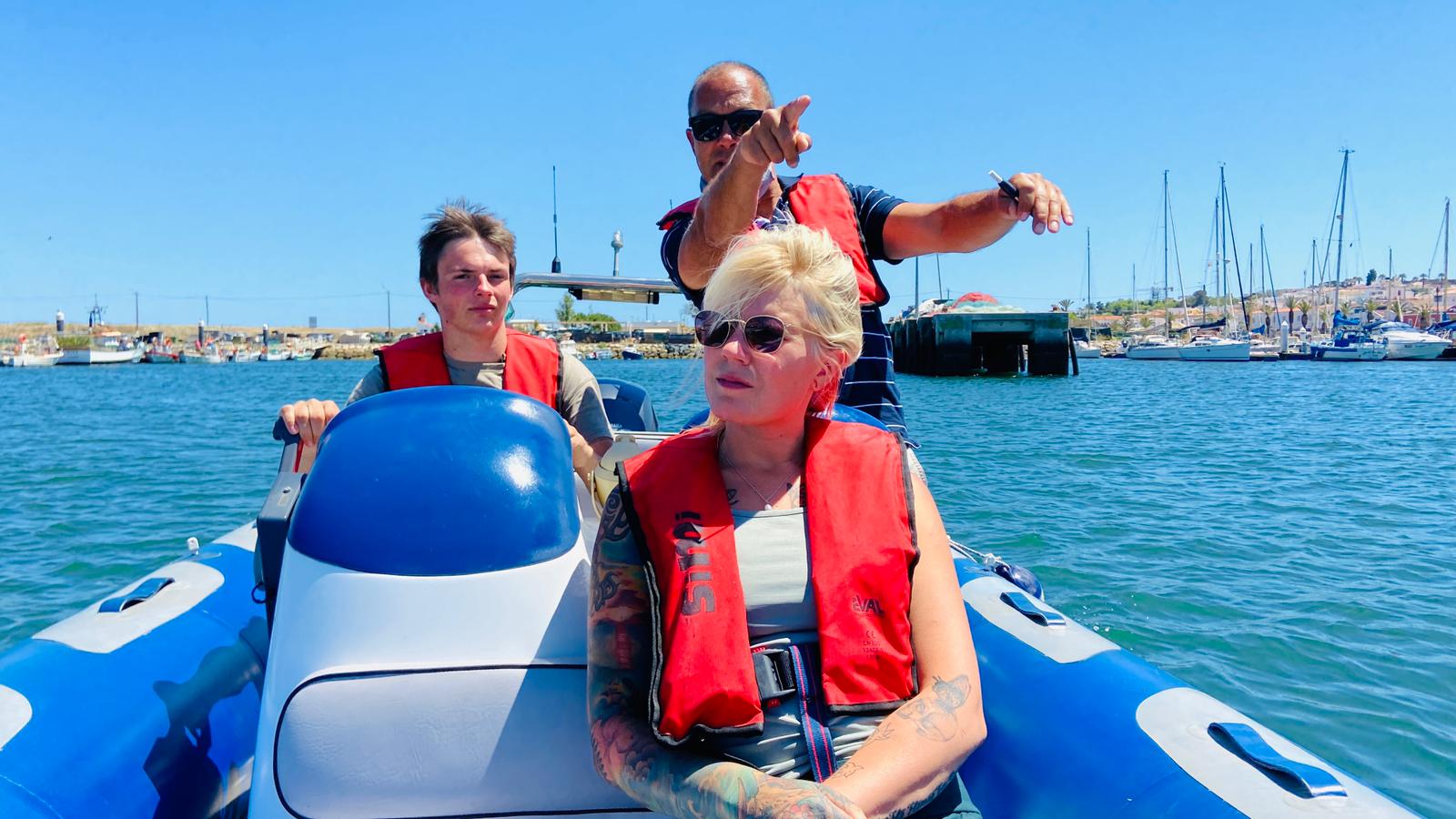 guiar um barco a motor em aguas costais